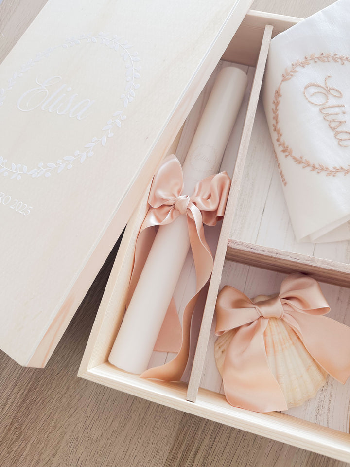 Conjunto Batizado DIVINE NATURE com Vela Concha Toalha Bordada e Caixa média - CETIM