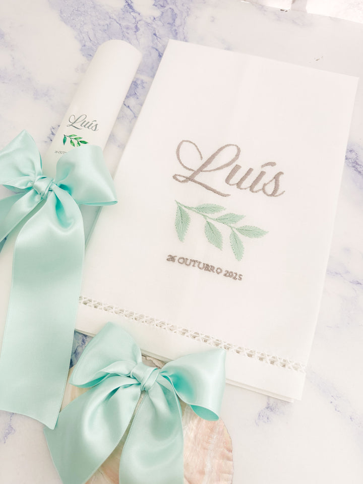 Conjunto Batizado DIVINE NATURE com Vela Concha Toalha Bordada e Caixa média - CETIM