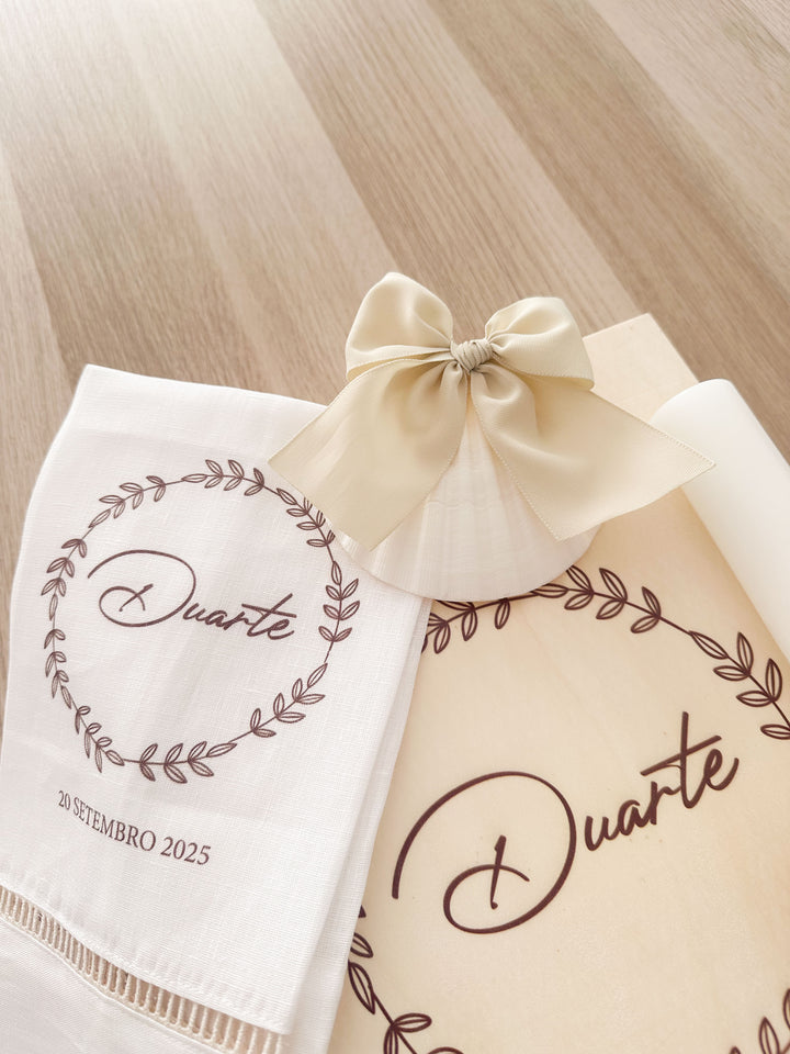 Conjunto Batizado DIVINE NATURE com Vela Concha Toalha Bordada e Caixa média - Gorgurão