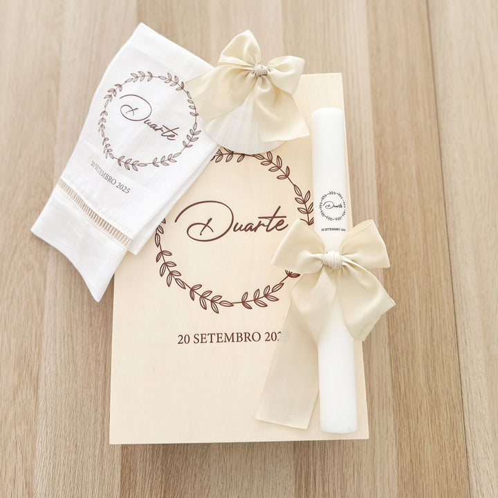 Conjunto Batizado DIVINE NATURE com Vela Concha Toalha Bordada e Caixa média - Gorgurão