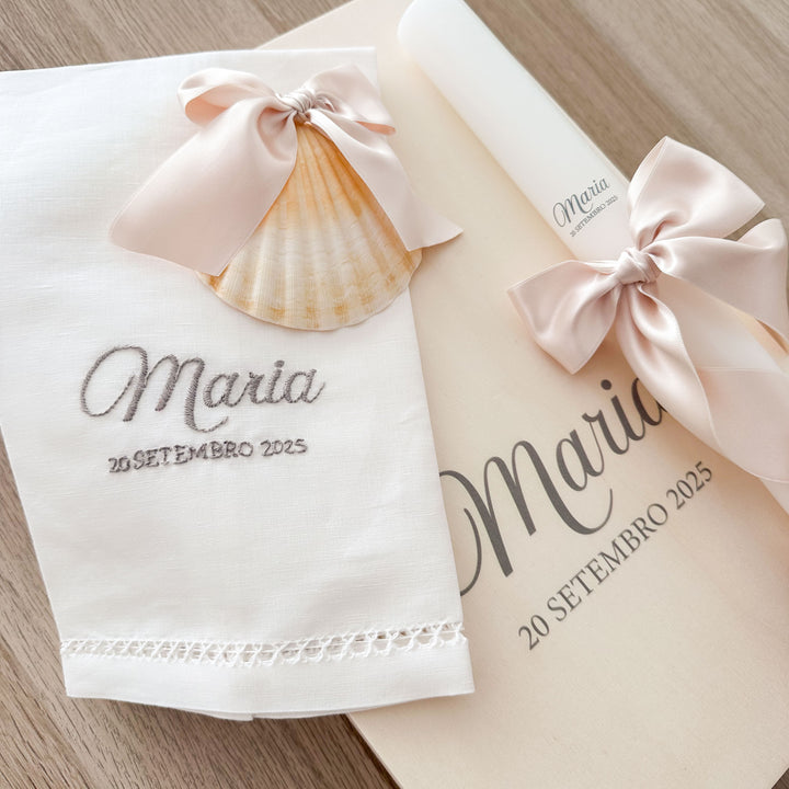 Conjunto Batizado DIVINE NATURE com Vela Concha Toalha Bordada e Caixa média - CETIM