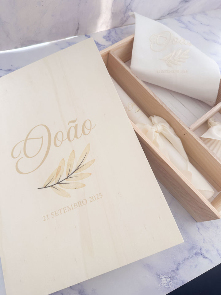 Conjunto Batizado DIVINE NATURE com Vela Concha Toalha Bordada e Caixa média - CETIM