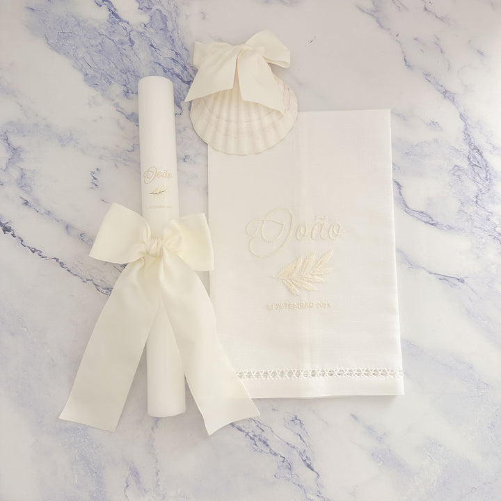 Conjunto Batizado DIVINE NATURE com Vela Concha Toalha Bordada e Caixa média - Gorgurão