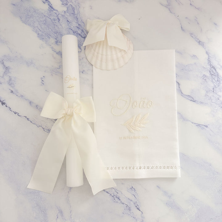 Conjunto Batizado DIVINE NATURE com Vela Concha Toalha Bordada e Caixa média - Gorgurão