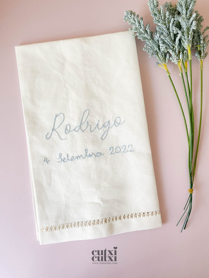 Toalha para Batizado Bordada à Mão Nome e data