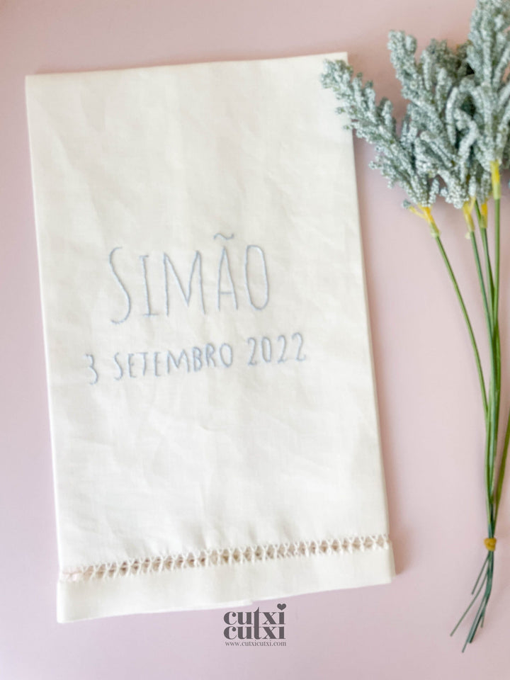 Toalha para Batizado Bordada à Mão Nome e data