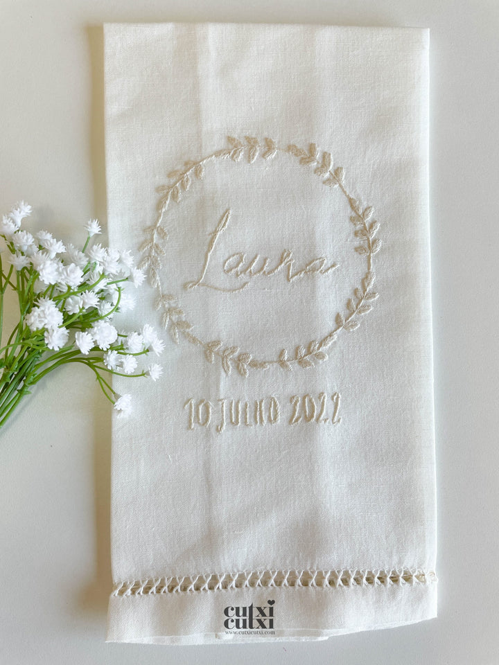 Toalha Batizado Bordada à Mão - FLORAL