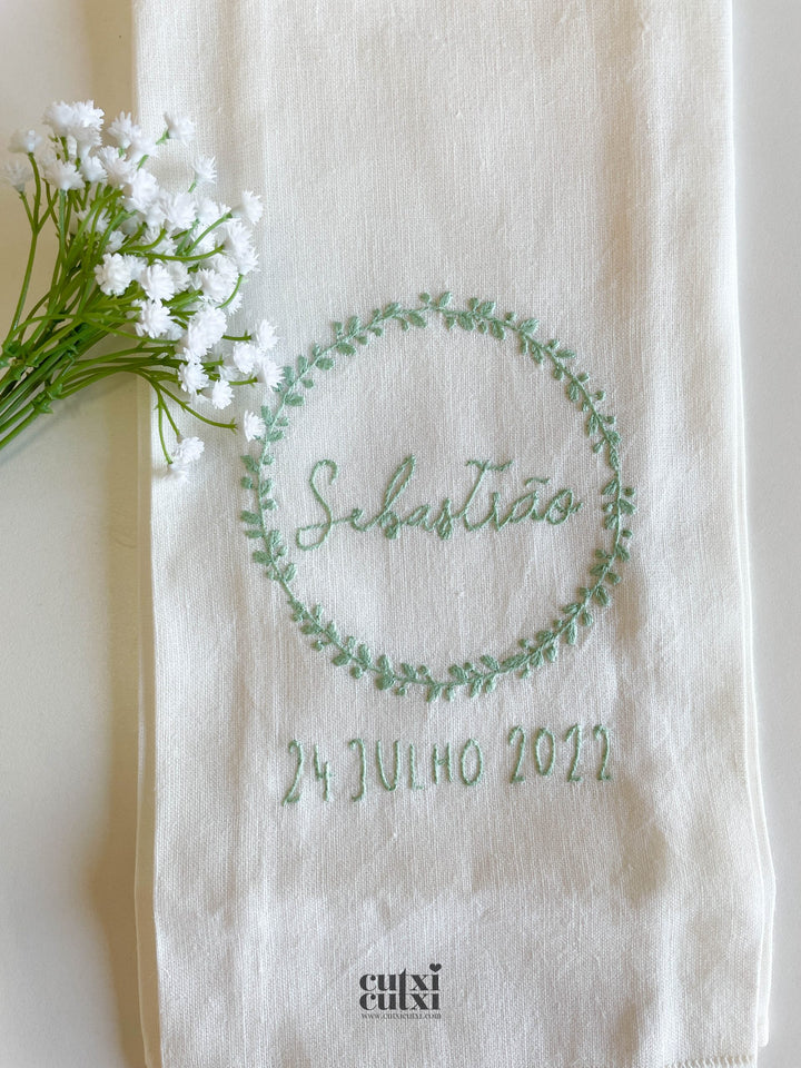 Toalha Batizado Bordada à Mão - FLORAL