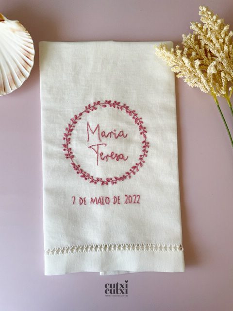 Toalha Batizado Bordada à Mão - FLORAL