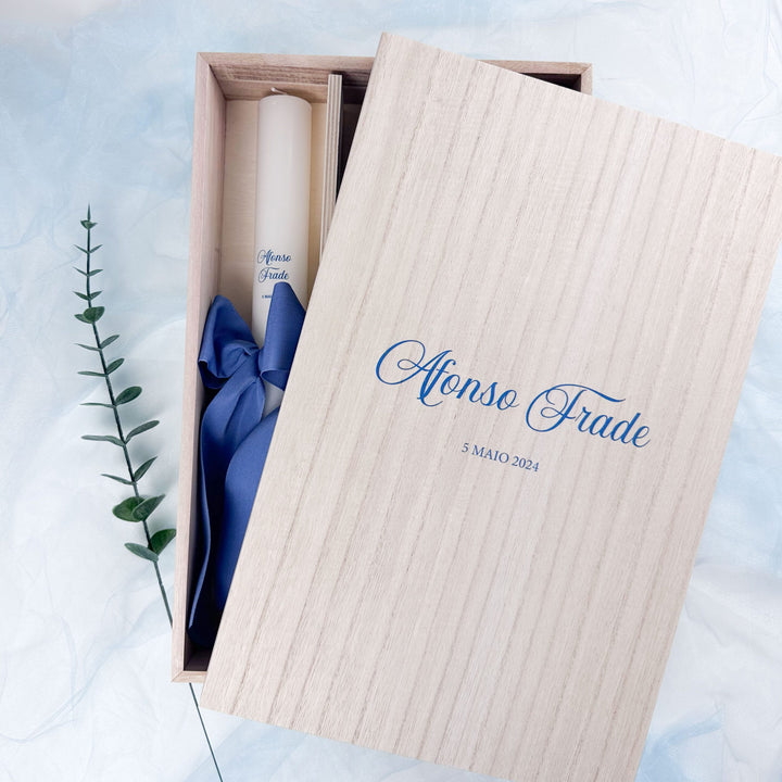 Conjunto Batizado DIVINE NATURE com Vela Concha Toalha Bordada e Caixa média - Gorgurão