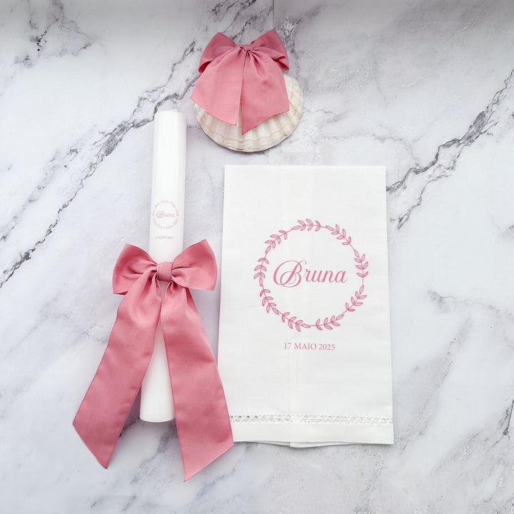 Conjunto Batizado DIVINE NATURE com Vela Concha Toalha Bordada e Caixa média - Gorgurão