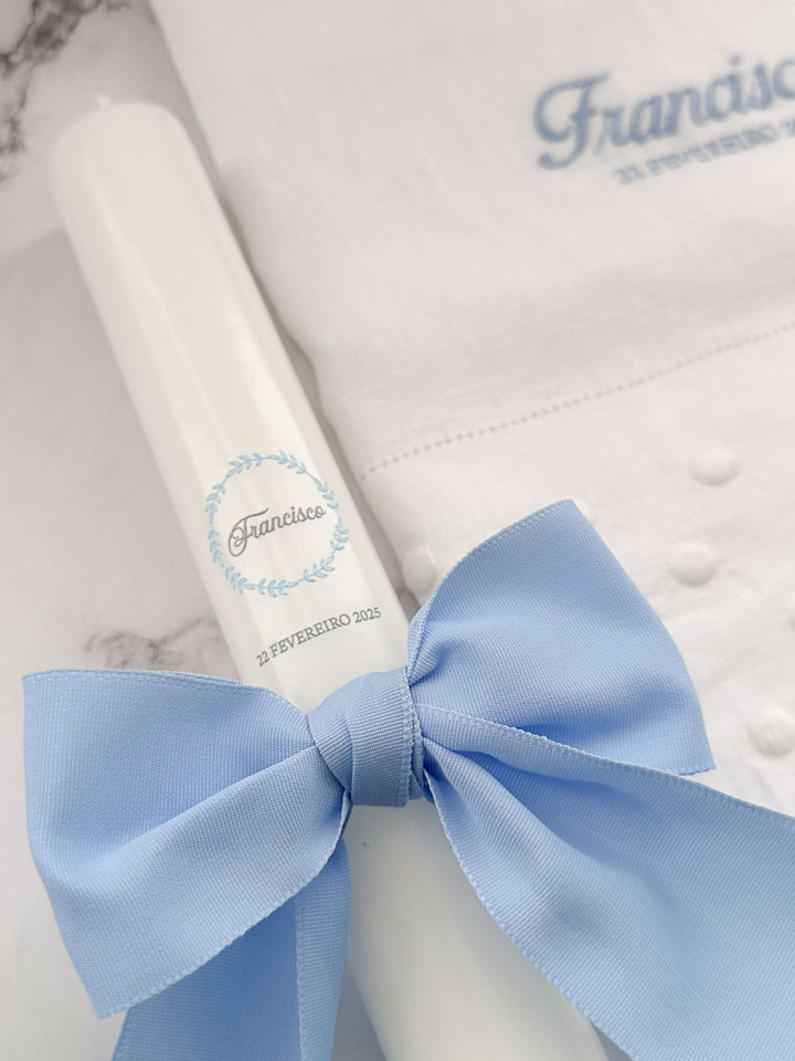 Conjunto Batizado DIVINE NATURE com Vela Concha Toalha Bordada e Caixa média - Gorgurão