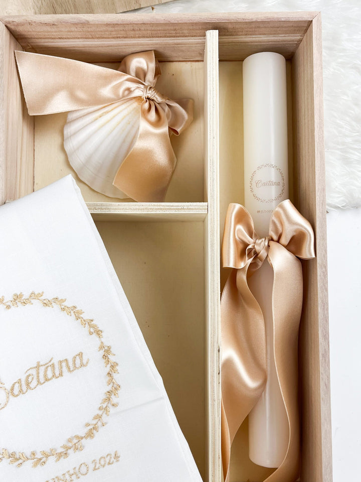 Conjunto Batizado DIVINE NATURE com Vela Concha Toalha Bordada e Caixa média - CETIM