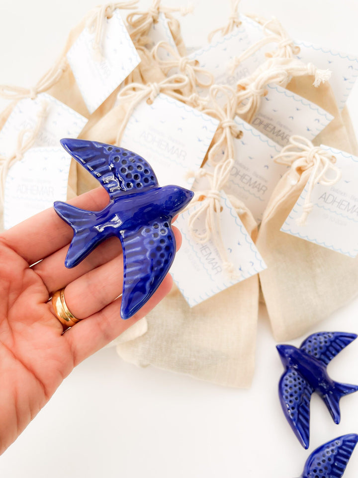 Pomba / Andorinha em Cerâmica Vidrada com saco e etiqueta  - Lembrança Batizado