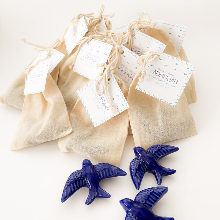 Pomba / Andorinha em Cerâmica Vidrada com saco e etiqueta  - Lembrança Batizado