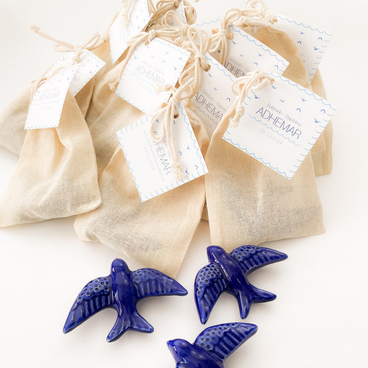 Pomba / Andorinha em Cerâmica Vidrada com saco e etiqueta  - Lembrança Batizado