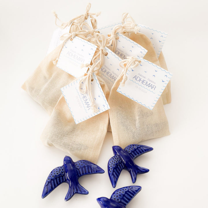 Pomba / Andorinha em Cerâmica Vidrada com saco e etiqueta  - Lembrança Batizado