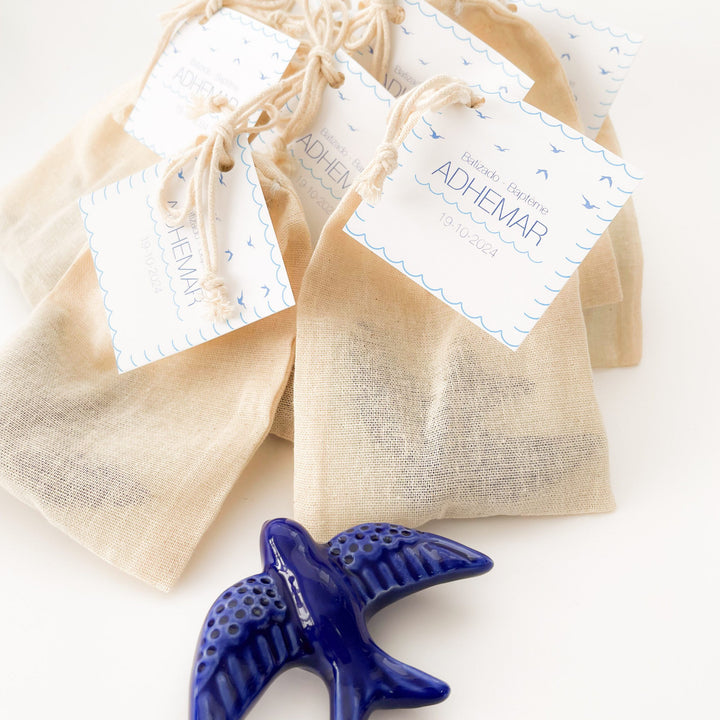 Pomba / Andorinha em Cerâmica Vidrada com saco e etiqueta  - Lembrança Batizado