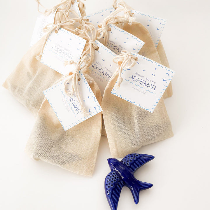 Pomba / Andorinha em Cerâmica Vidrada com saco e etiqueta  - Lembrança Batizado