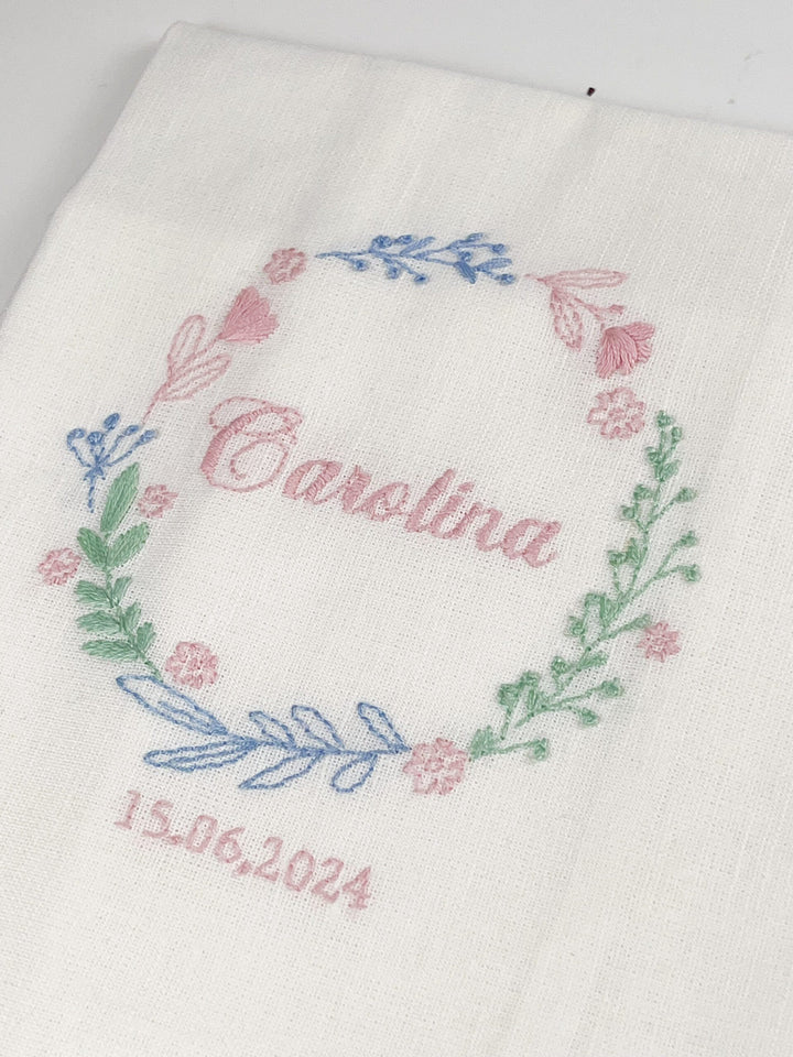 Conjunto Batizado DIVINE NATURE com Vela Concha Toalha Bordada e Caixa média - Gorgurão