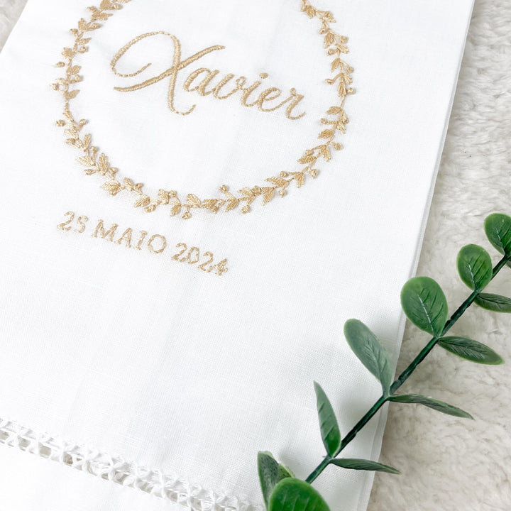 Conjunto Batizado DIVINE NATURE com Vela Concha Toalha Bordada e Caixa média - Gorgurão