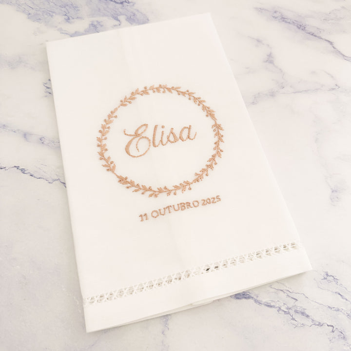 Conjunto Batizado DIVINE NATURE com Vela Concha Toalha Bordada e Caixa média - Gorgurão