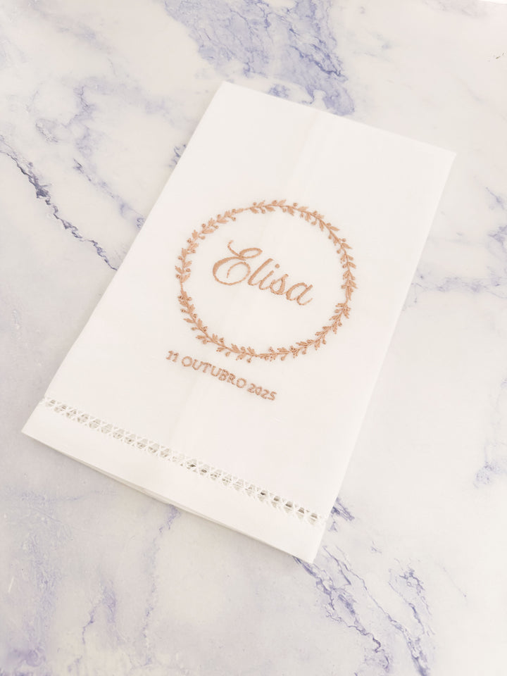 Toalha Batizado Bordada à Mão - FLORAL