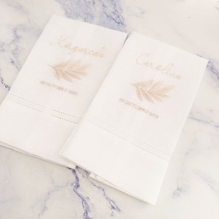 Conjunto Batizado DIVINE NATURE com Vela Concha Toalha Bordada e Caixa média - Gorgurão