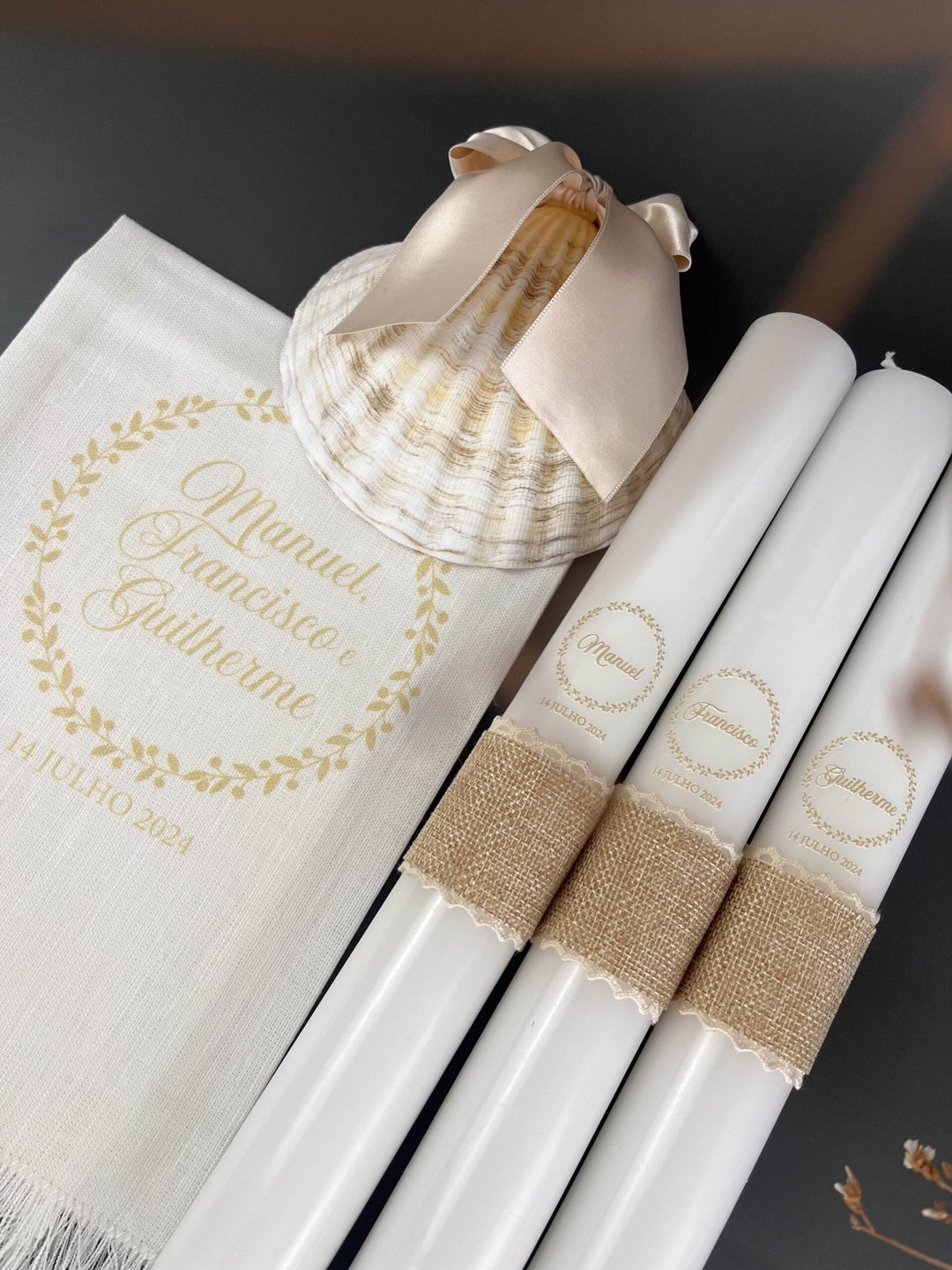 Conjunto de batizado personalizado com detalhes únicos para cerimónia especial