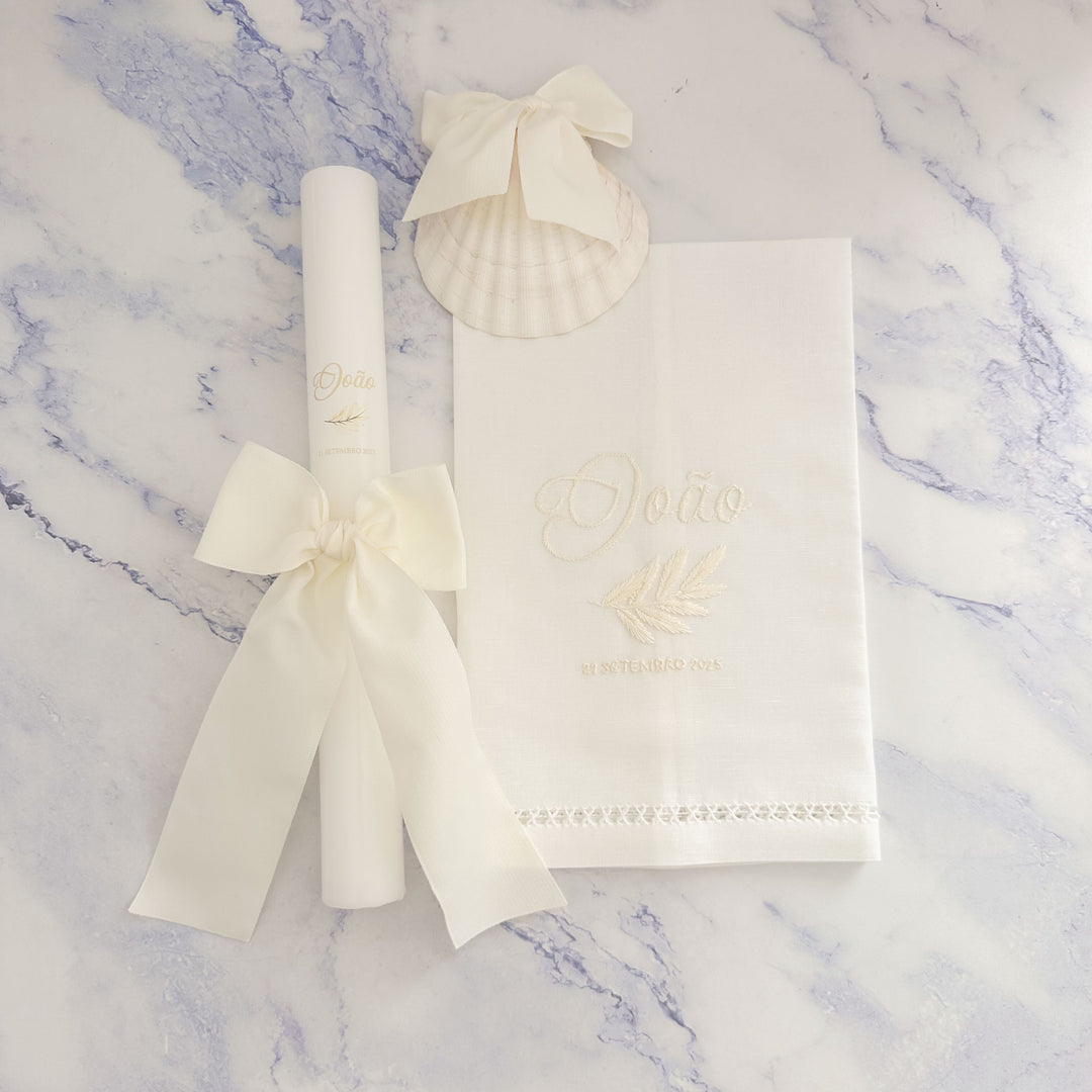 Conjunto Batizado DIVINE NATURE com Vela Concha Toalha Bordada e Caixa média - Gorgurão