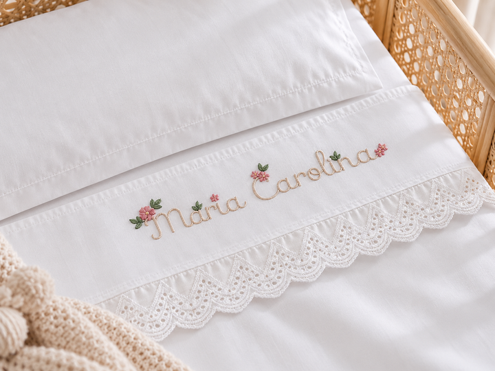 Lençol branco de berço com nome personalizado, flores cor-de-rosa bordadas e remate rendilhado