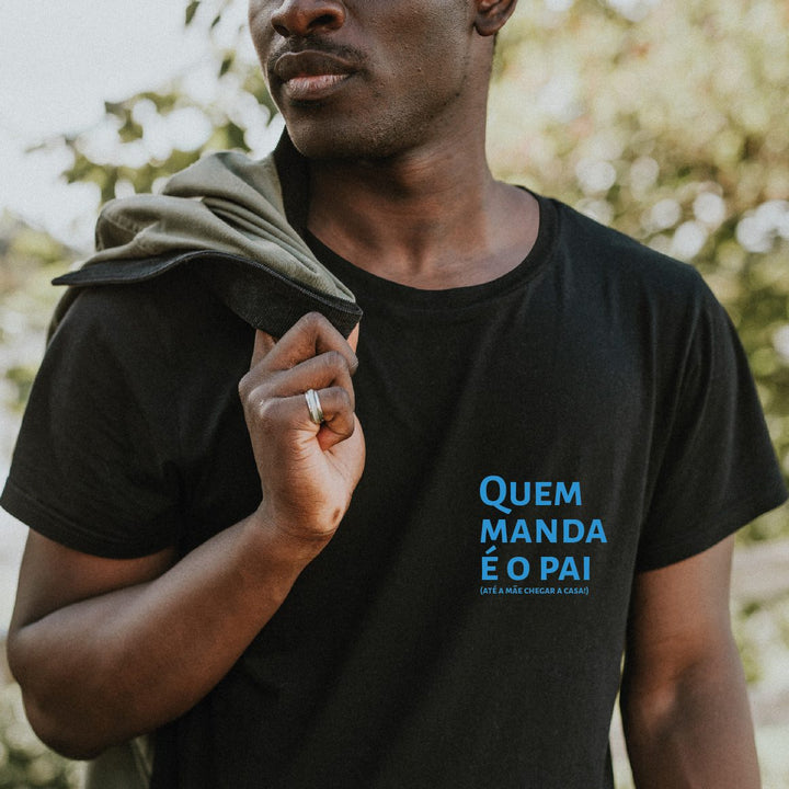 T-Shirt Quem Manda é o Pai (Até a Mãe Chegar a Casa) – O Presente Perfeito para Pais com Humor! 😆👨‍👧‍👦