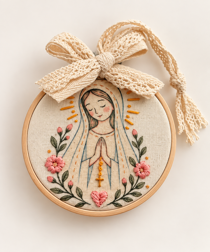 Close-up of the Our Lady mini hoop with pink flowers and a beige lace bow