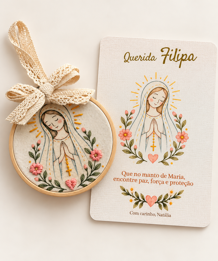 Mini bastidor de Nossa Senhora com flores e laço de renda, ao lado de cartão personalizado