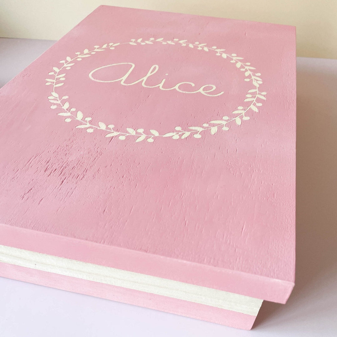 Caixa Batizado Pintada à mão GLAMOUR para Vela Concha e Toalha - média - Cutxi Cutxi - Presentes Personalizados