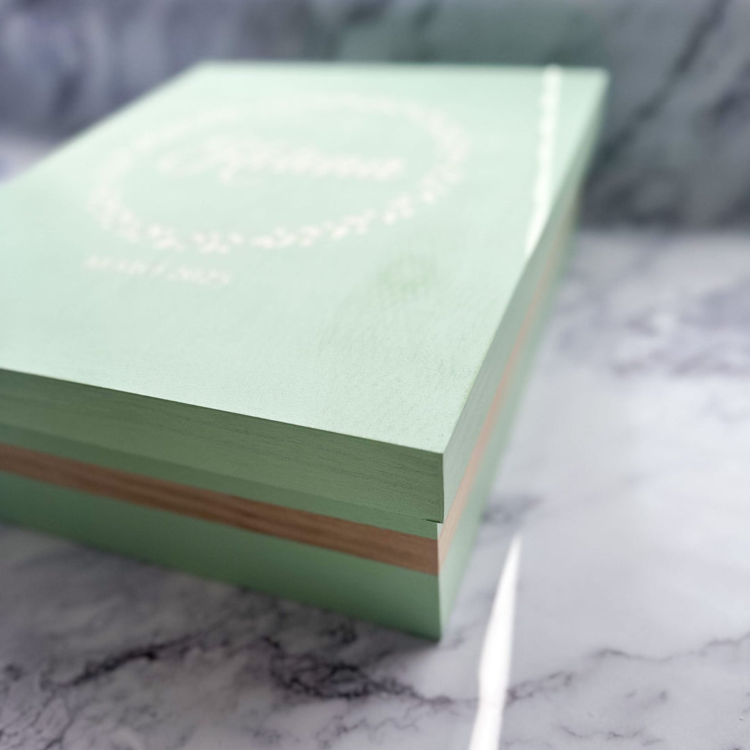 Caixa Batizado Pintada à mão GLAMOUR para Vela Concha Toalha e Roupa - grande - Cutxi Cutxi - Presentes Personalizados