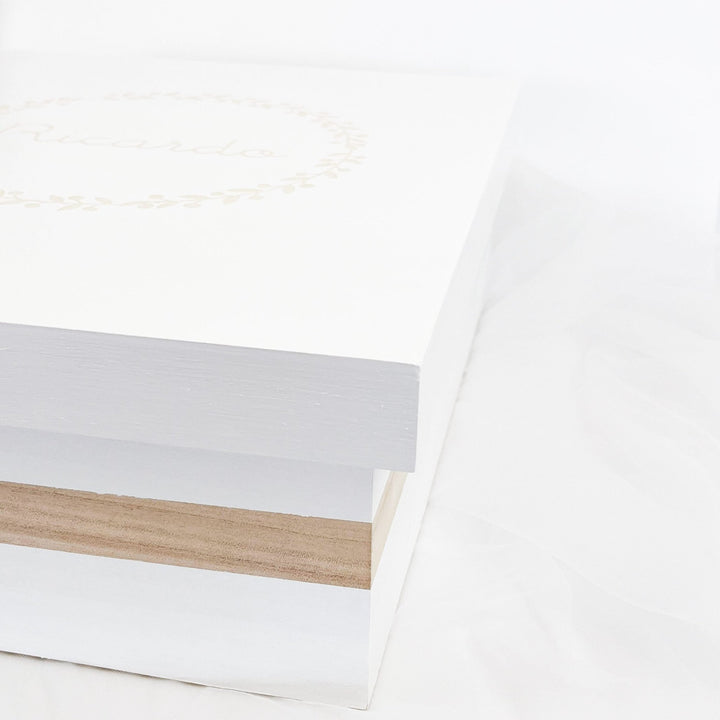 Caixa Batizado Pintada à mão GLAMOUR para Vela Concha Toalha e Roupa - grande - Cutxi Cutxi - Presentes Personalizados