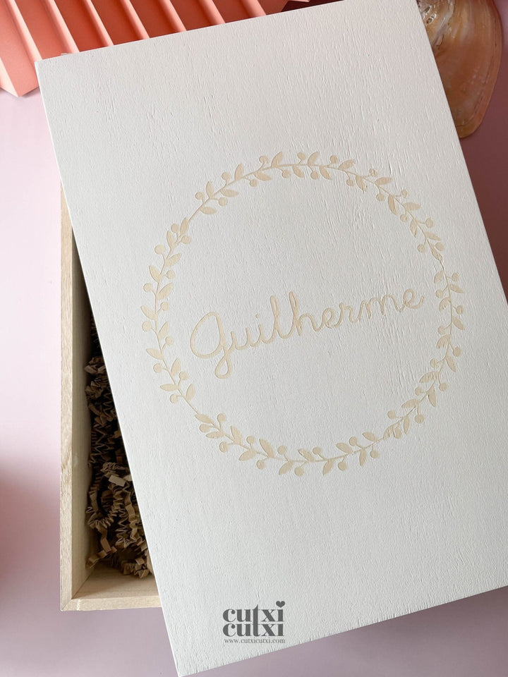 Caixa Batizado Pintada à mão GLAMOUR para Vela Concha Toalha e Roupa - grande - Cutxi Cutxi - Presentes Personalizados