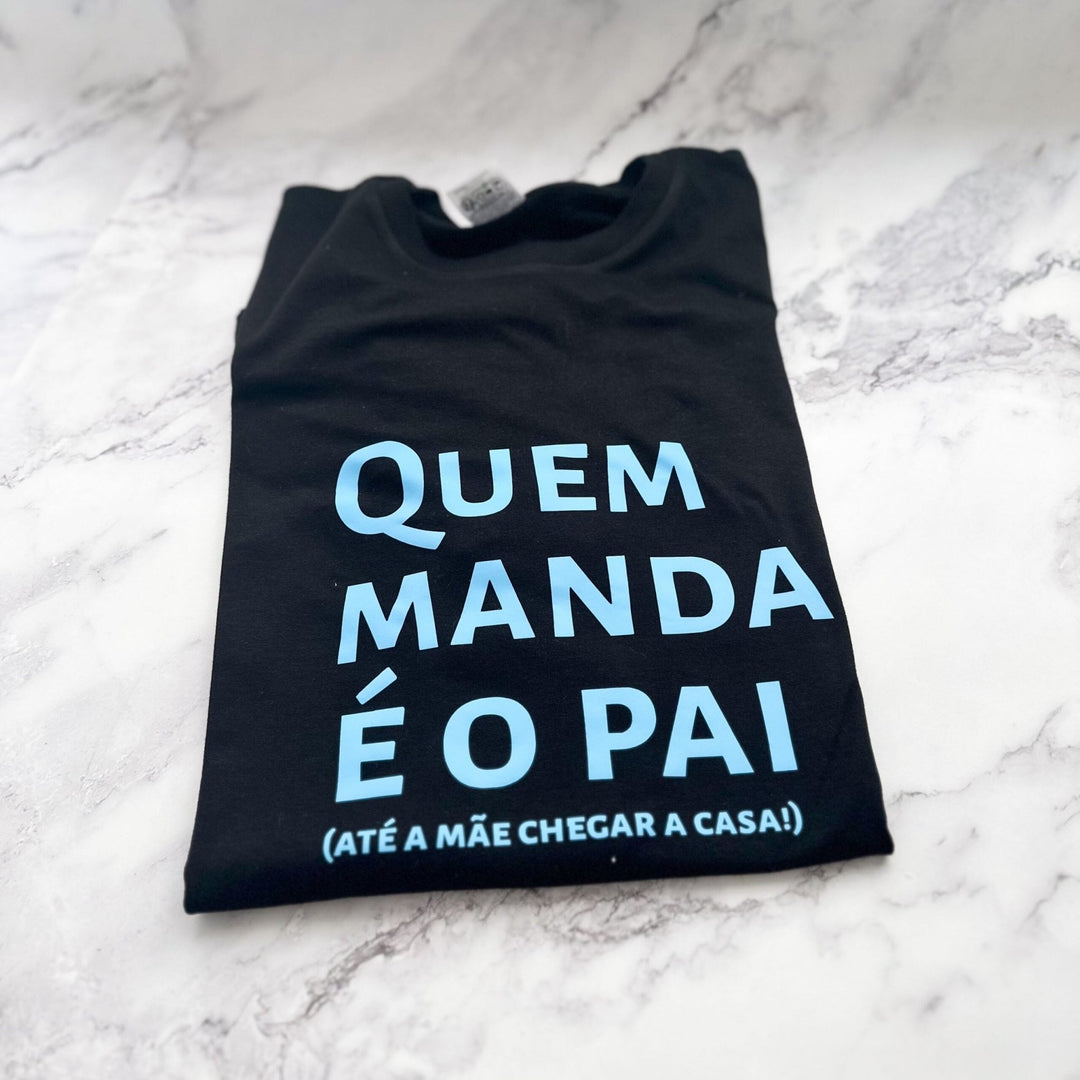 Camisola Quem Manda é o Pai (Até a Mãe Chegar a Casa) – O Presente Perfeito para Pais com Humor! - Cutxi Cutxi - Presentes Personalizados