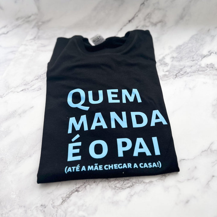 Camisola Quem Manda é o Pai (Até a Mãe Chegar a Casa) – O Presente Perfeito para Pais com Humor! - Cutxi Cutxi - Presentes Personalizados