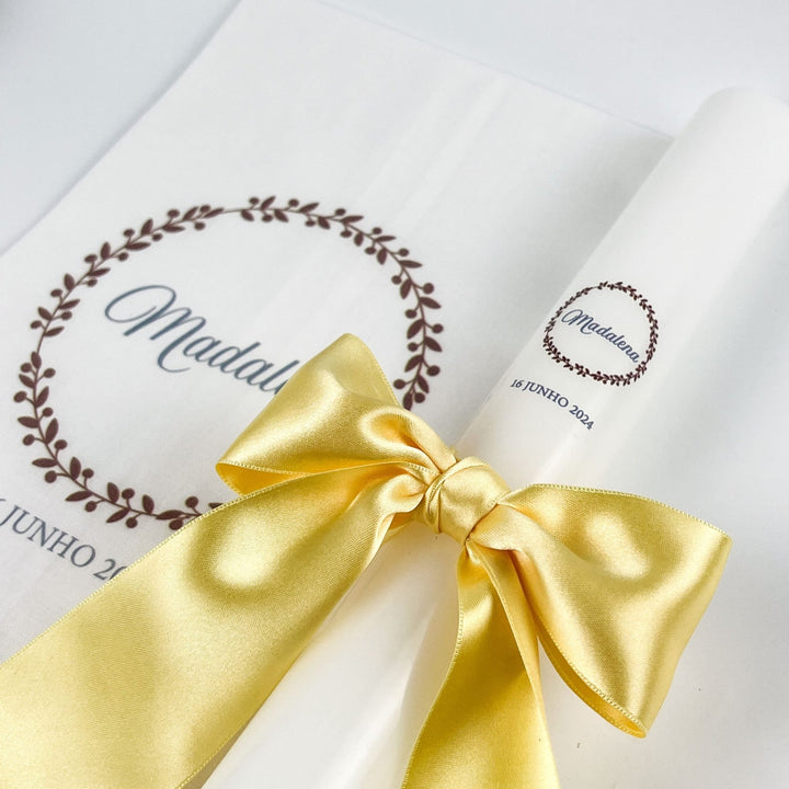 Conjunto Batizado Alegria Cetim | Vela · Toalha · Concha - Cutxi Cutxi - Presentes Personalizados
