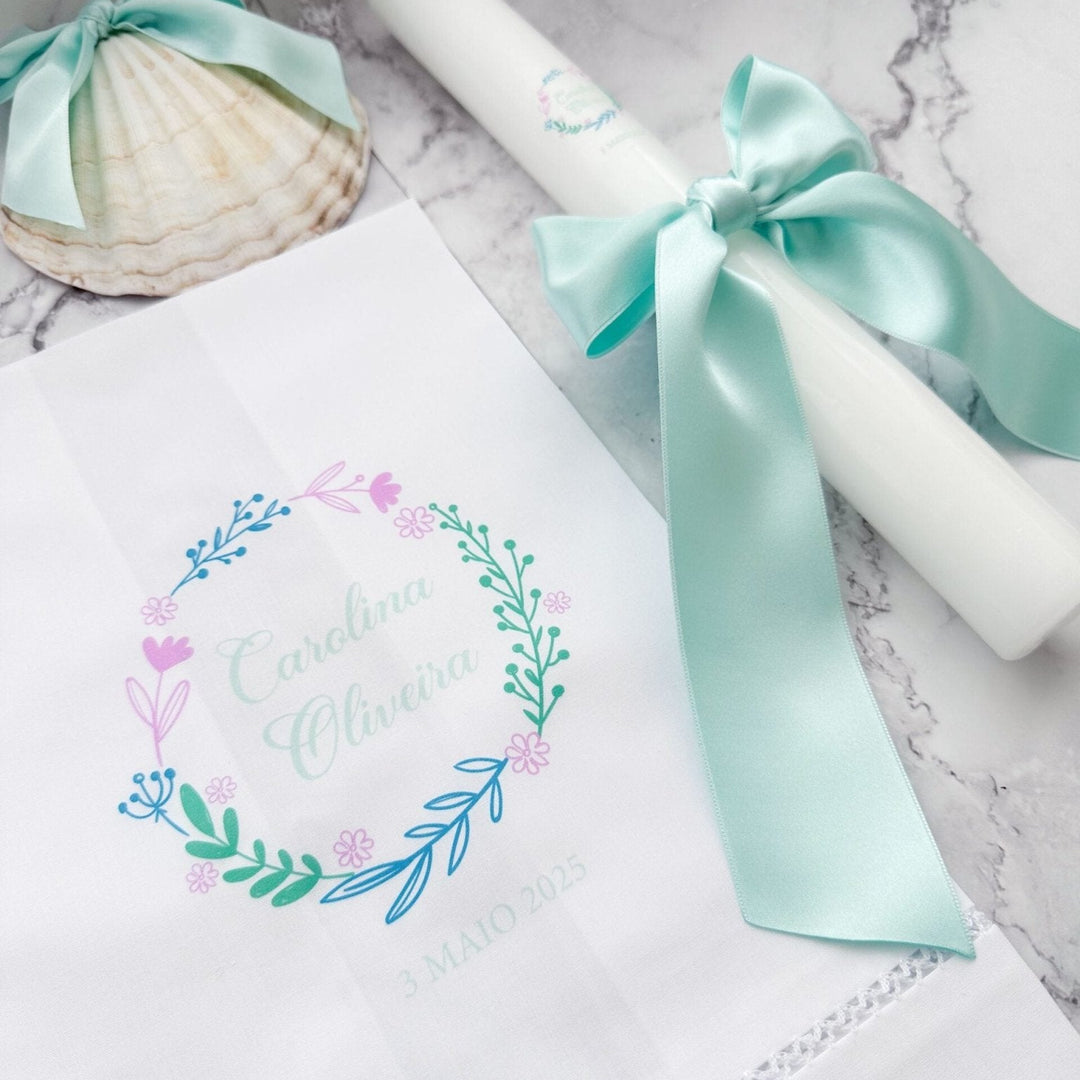 Conjunto Batizado Alegria Cetim | Vela · Toalha · Concha - Cutxi Cutxi - Presentes Personalizados