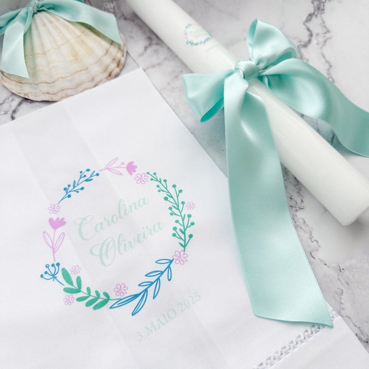 Conjunto Batizado Alegria Cetim | Vela · Toalha · Concha - Cutxi Cutxi - Presentes Personalizados