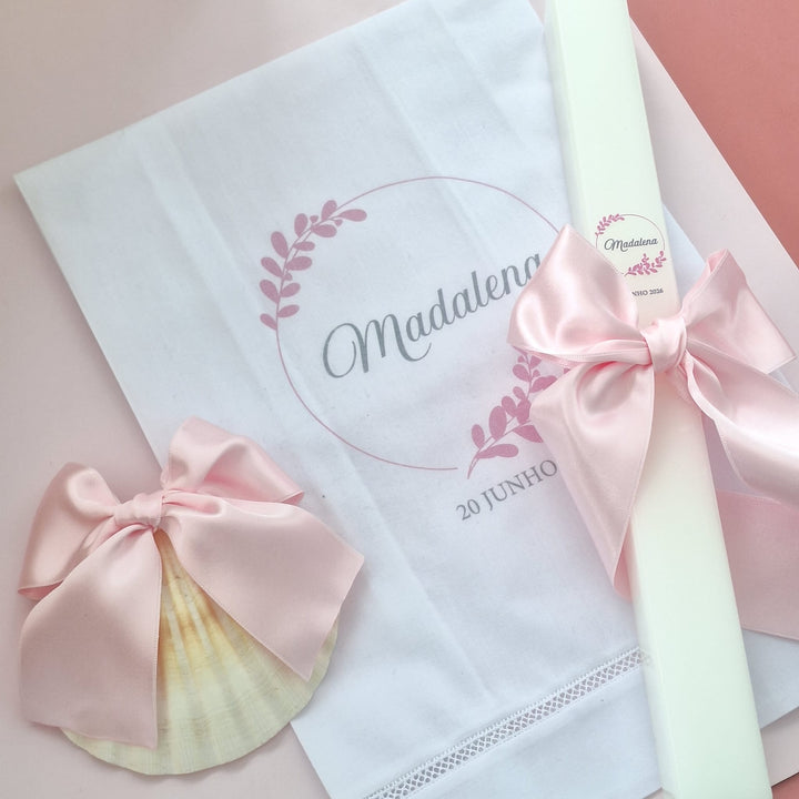 Conjunto Batizado Alegria Cetim | Vela · Toalha · Concha - Cutxi Cutxi - Presentes Personalizados