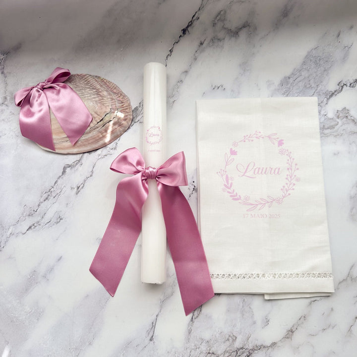 Conjunto Batizado Alegria Cetim | Vela · Toalha · Concha - Cutxi Cutxi - Presentes Personalizados