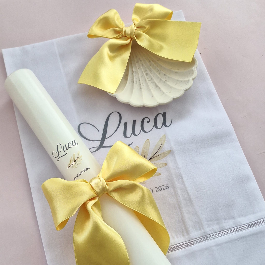 Conjunto Batizado Alegria Cetim | Vela · Toalha · Concha - Cutxi Cutxi - Presentes Personalizados