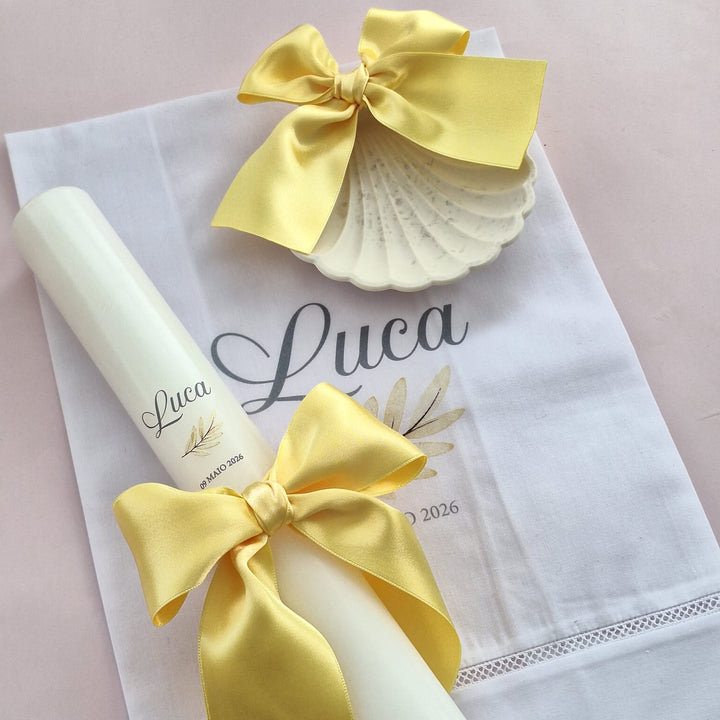 Conjunto Batizado Alegria Cetim | Vela · Toalha · Concha - Cutxi Cutxi - Presentes Personalizados