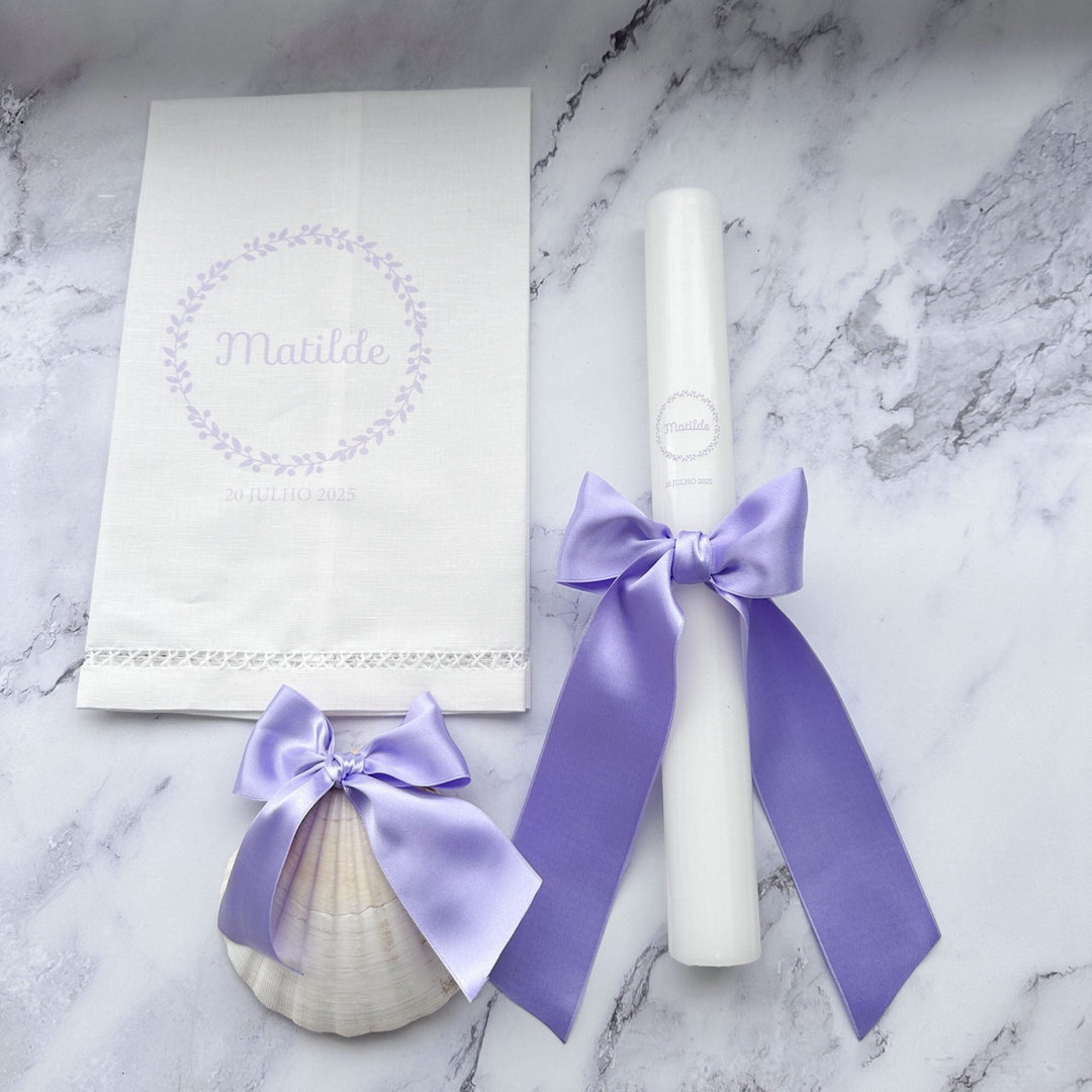Conjunto Batizado Alegria Cetim | Vela · Toalha · Concha - Cutxi Cutxi - Presentes Personalizados