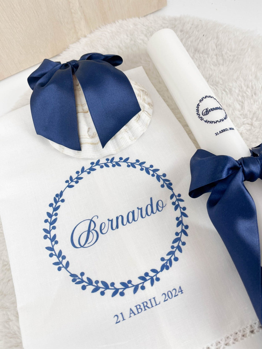Conjunto Batizado Alegria Cetim | Vela · Toalha · Concha - Cutxi Cutxi - Presentes Personalizados