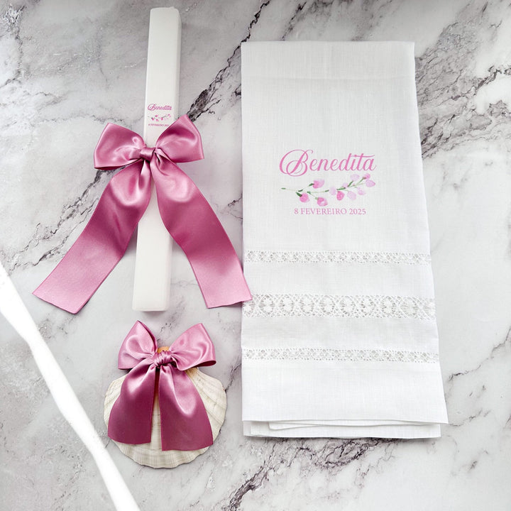 Conjunto Batizado Alegria Cetim | Vela · Toalha · Concha - Cutxi Cutxi - Presentes Personalizados